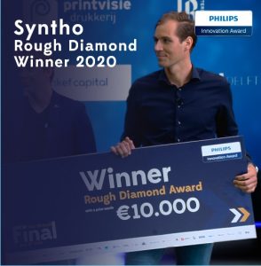 Foto van Syntho met de Philips innovatieprijs na pitchen van de synthetische data propositie