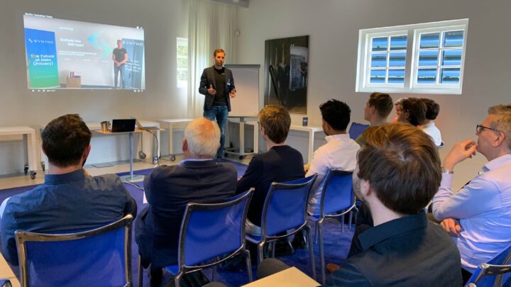 Wim Kees pitää esityksen SAS Hackathonin aikana